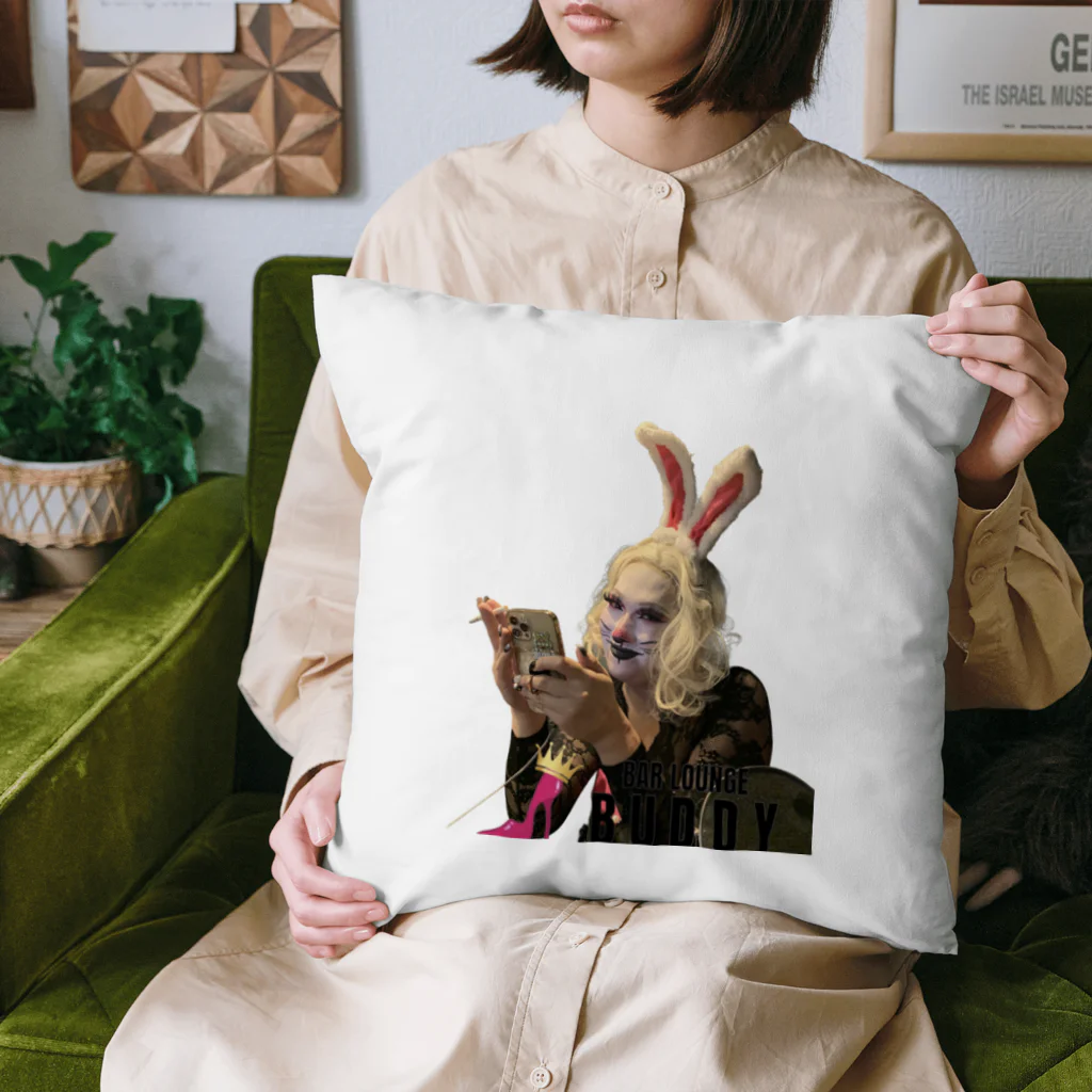 ヴァイオレットビアガーデンの新春デブうさぎガール Cushion