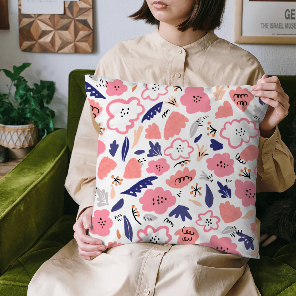 Katie（カチエ）の抽象的な手描きの花柄 Cushion