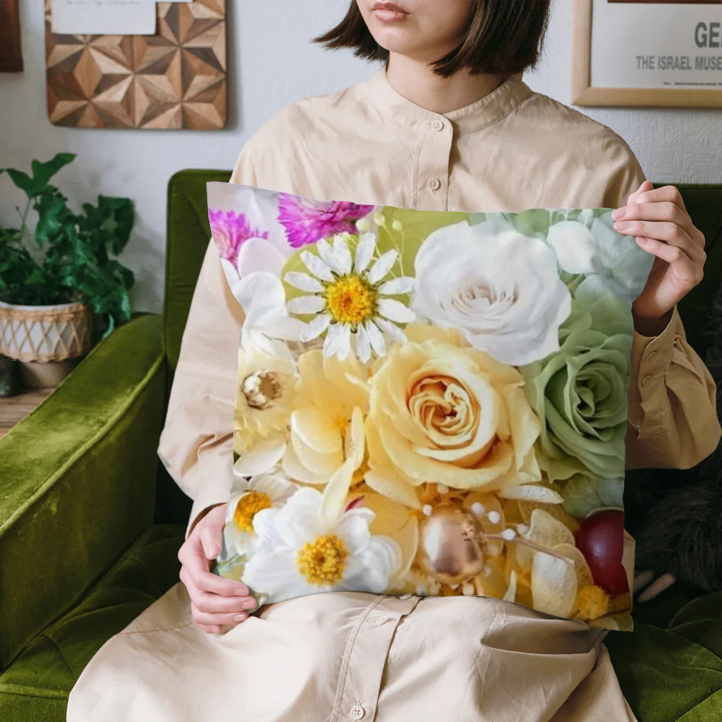 meke flowersのレモンイエローとアップルグリーン Cushion