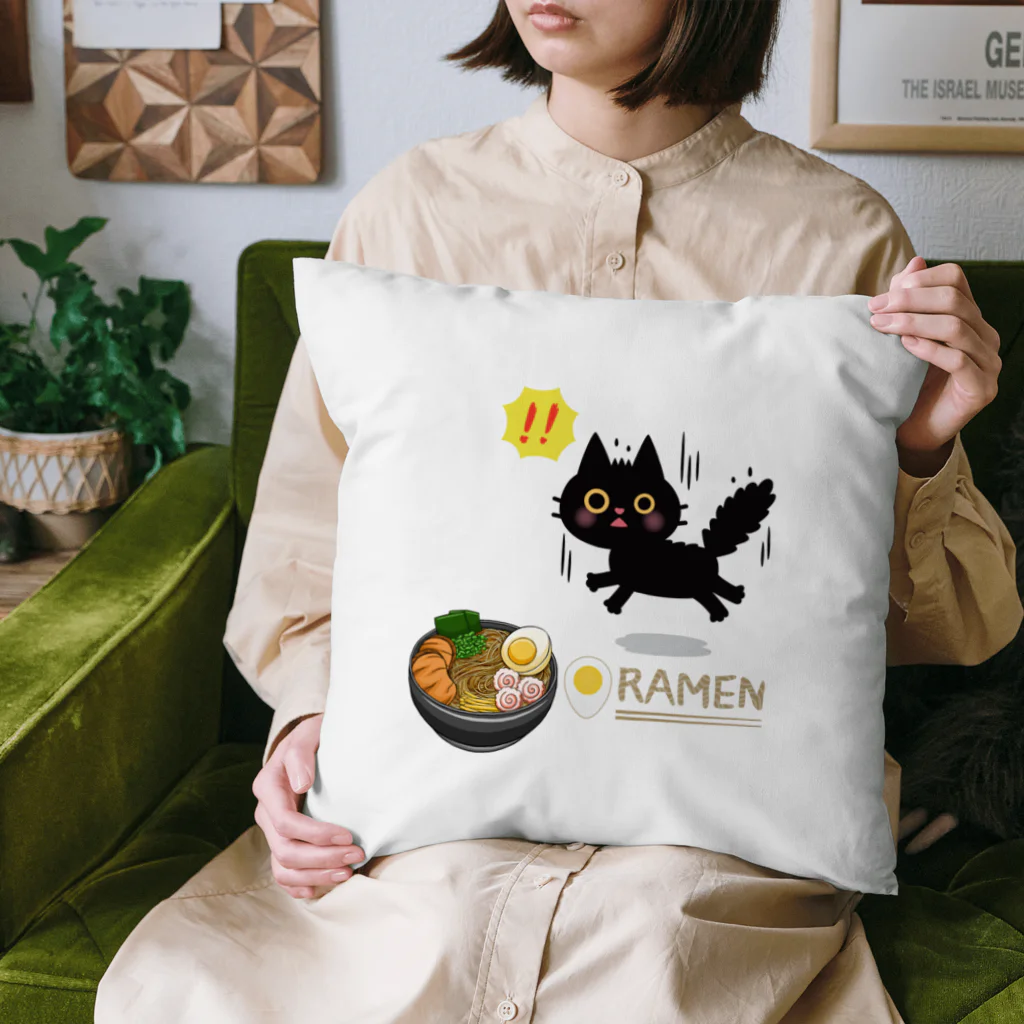 MirofuruDesignのラーメンが大好きな黒猫がラーメンを見つけて驚いている Cushion