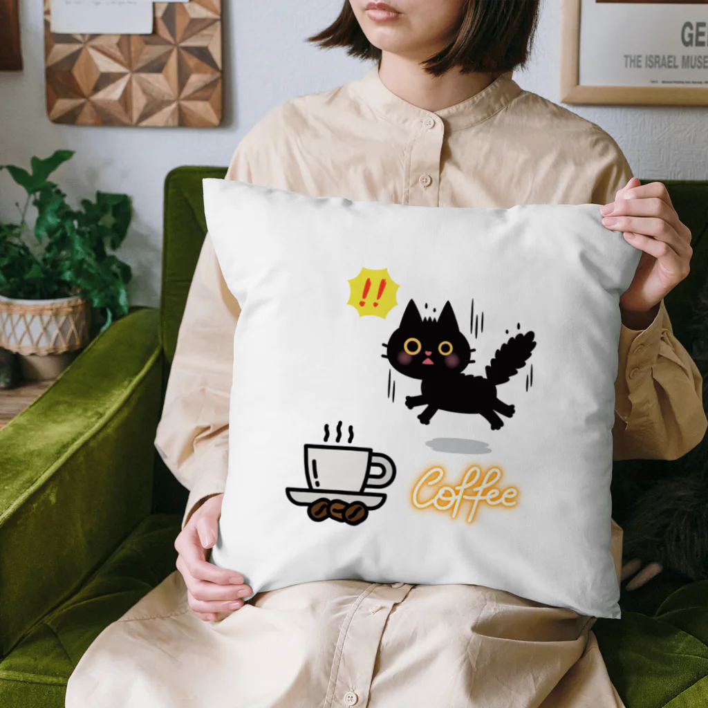 MirofuruDesignの コーヒーが大好きな黒猫がコーヒーを見つけて驚いている Cushion