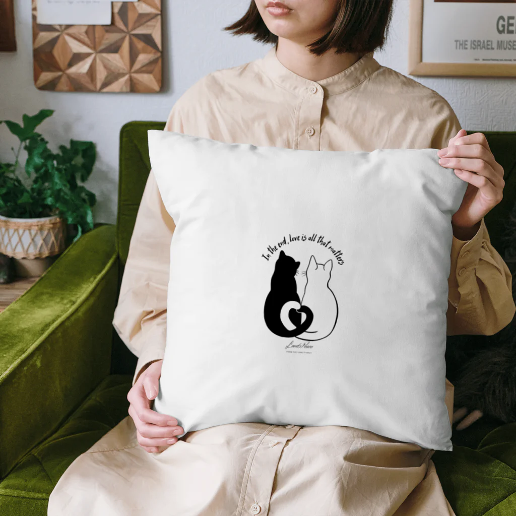 LINKSの幸せを呼ぶ癒しのお守りネコちゃん Cushion