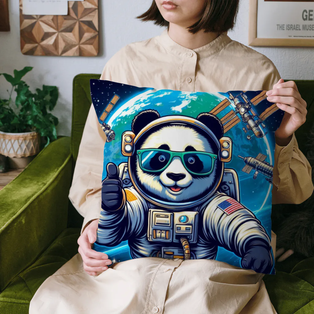 rokimamaの地球を飛び出し活躍するパンダ宇宙飛行士 Cushion