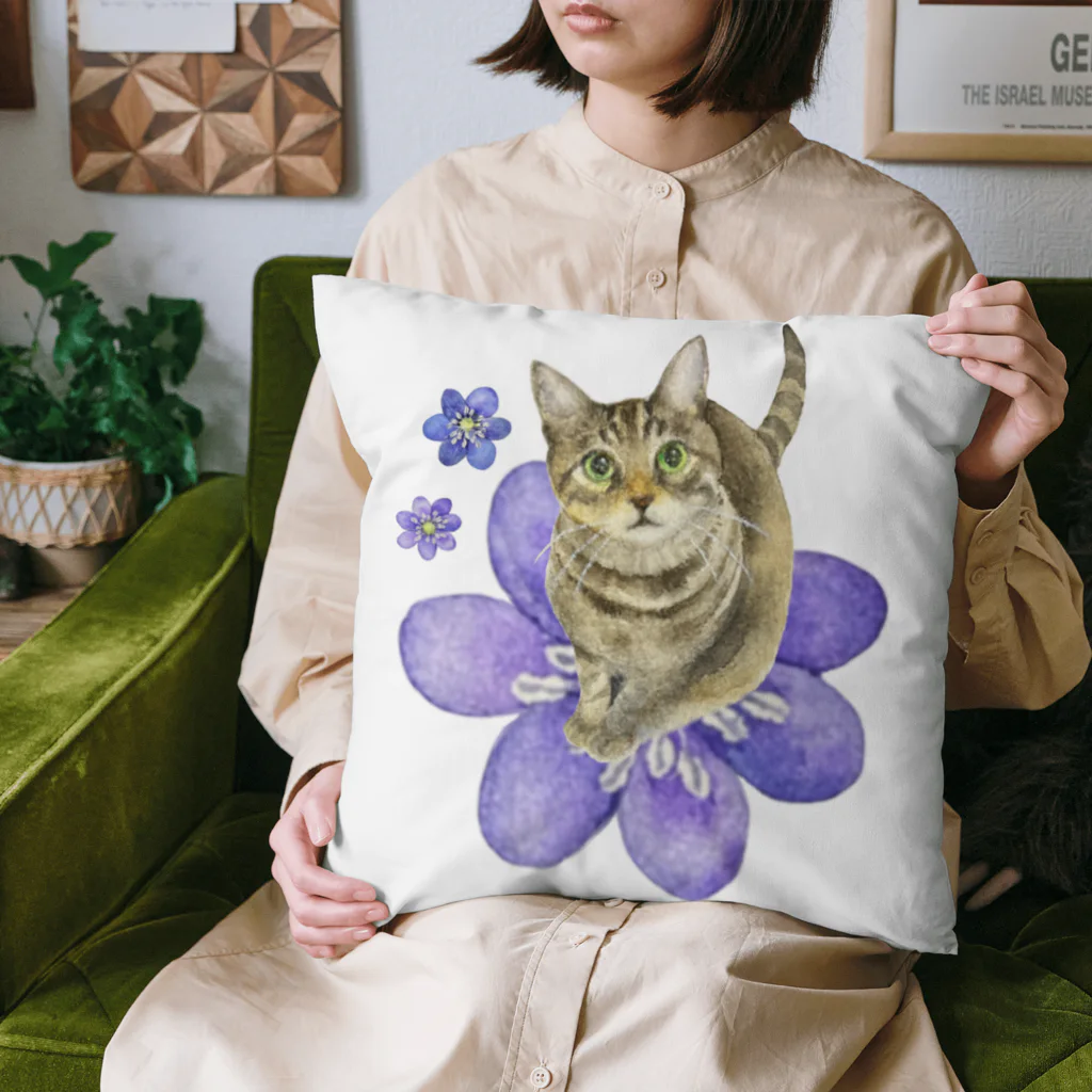 猫が好きすぎる絵描き　キジシマ ミキのキジトラくんミスミソウに乗る Cushion