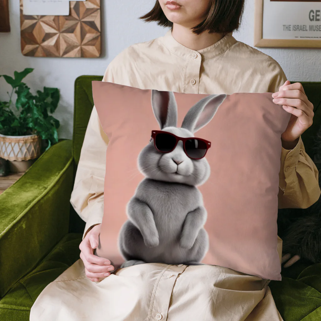 サングラスキャラのおしゃれなウサギがサングラスをかけてカメラ目線！ Cushion