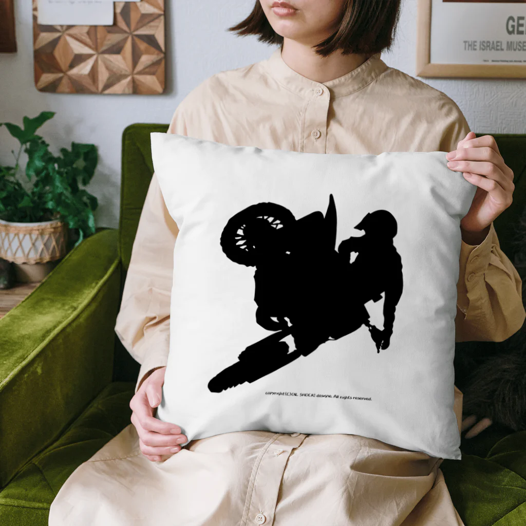 ファンシーTシャツ屋のオフロードバイクでエアーを決めるシルエット Cushion