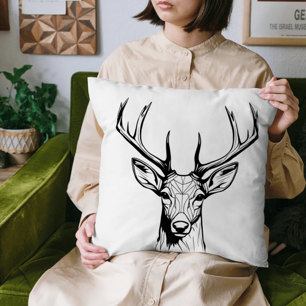 Matsue Hannaの正面を見つめる雄鹿 Cushion