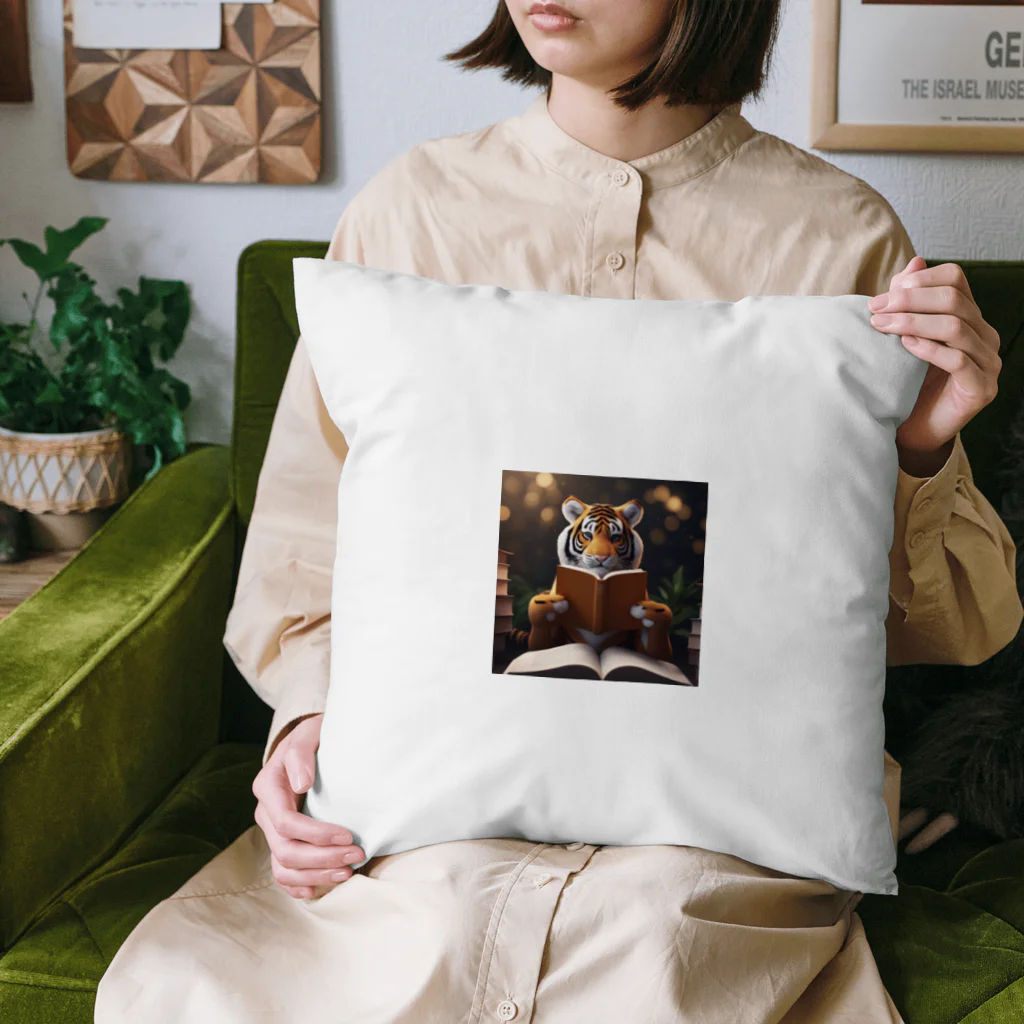 クロスクリエイティブの本を読んでいるトラ Cushion