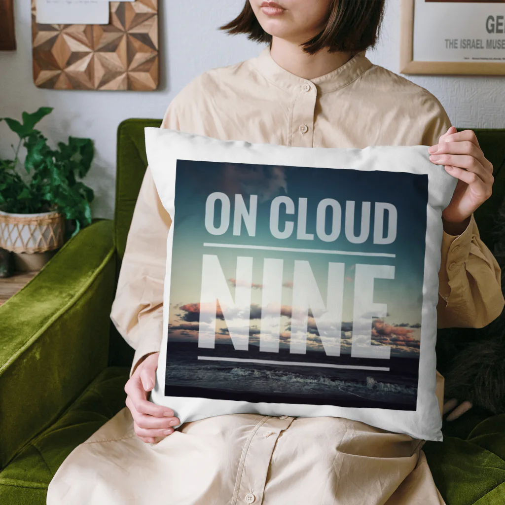 vのON CLOUD NINE クッション