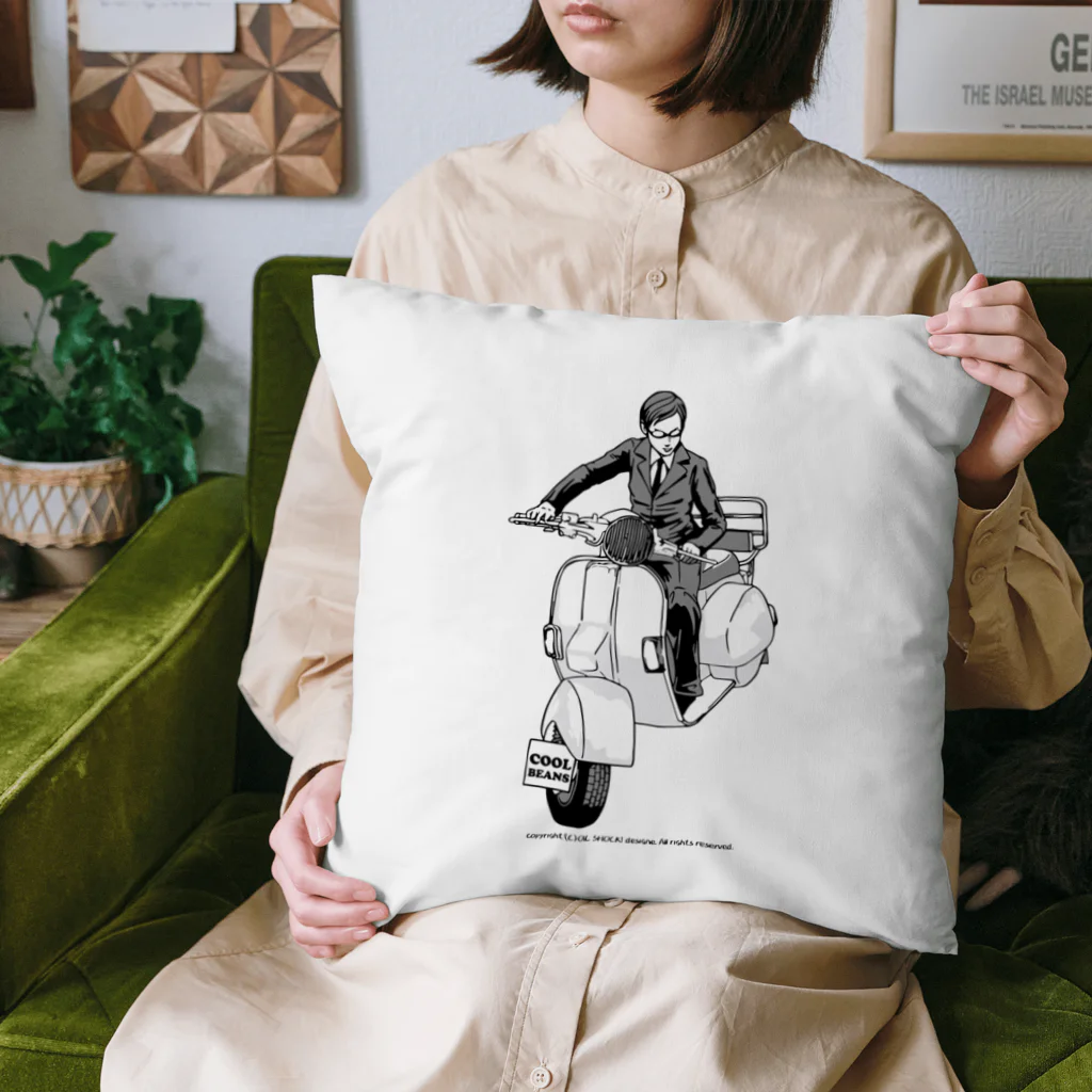 ファンシーTシャツ屋のクラシックスクーターに乗る男性 Cushion