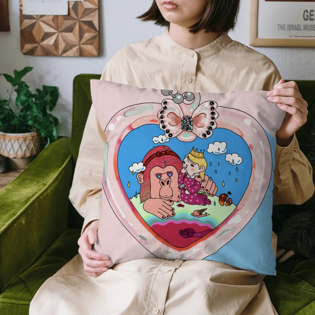 よろこびのハートシェイカーに閉じ込められたゴリラと女の子 Cushion