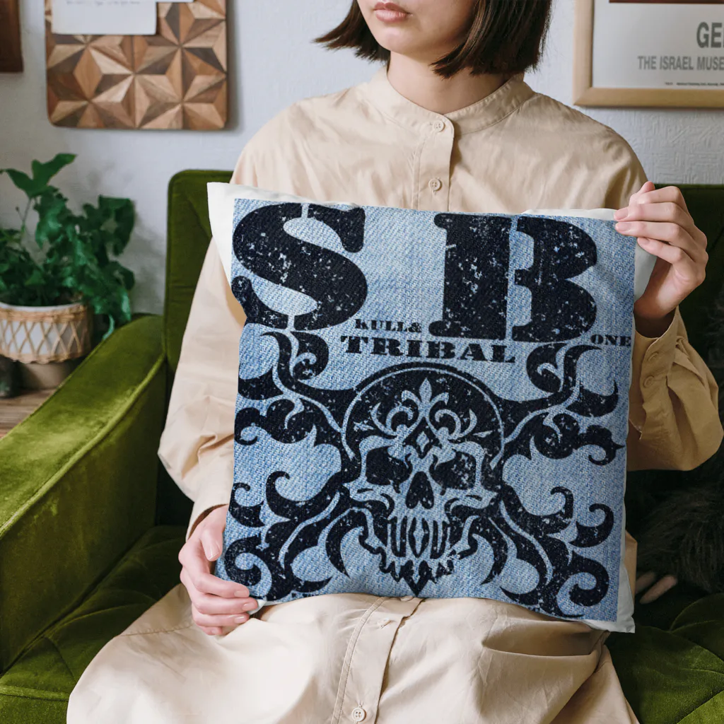 Ａ’ｚｗｏｒｋＳのSKULL&BONE TRIBAL GRUNGE BLK ON DENIM Cushion