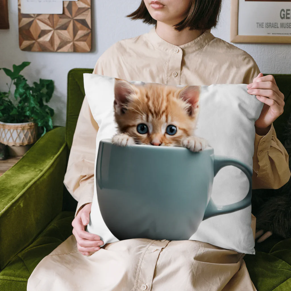 ColoriLのマグから子猫 Cushion