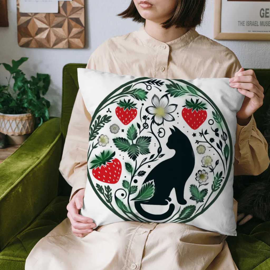 Green__teaのStrawberry field and black cat Cushion