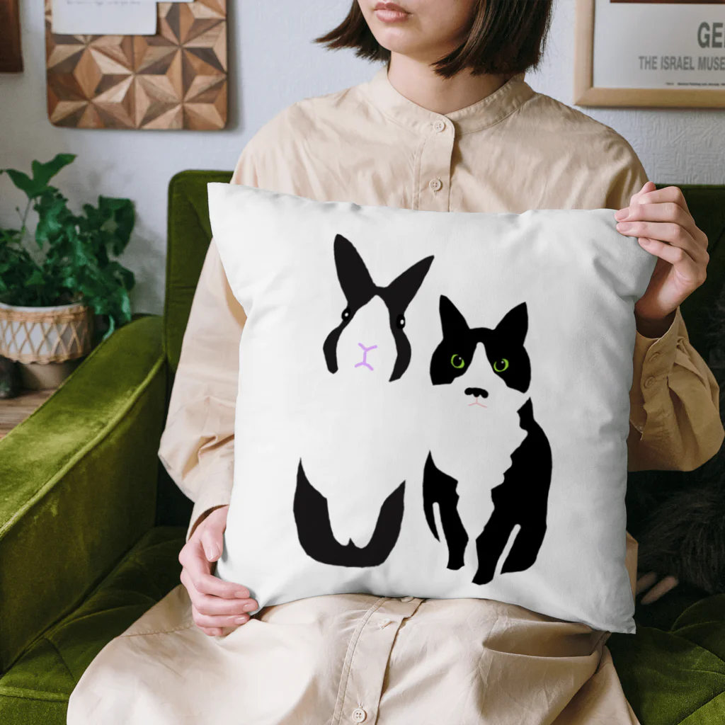 黒白部のダッチうさぎ(立)とハチワレねこ Cushion