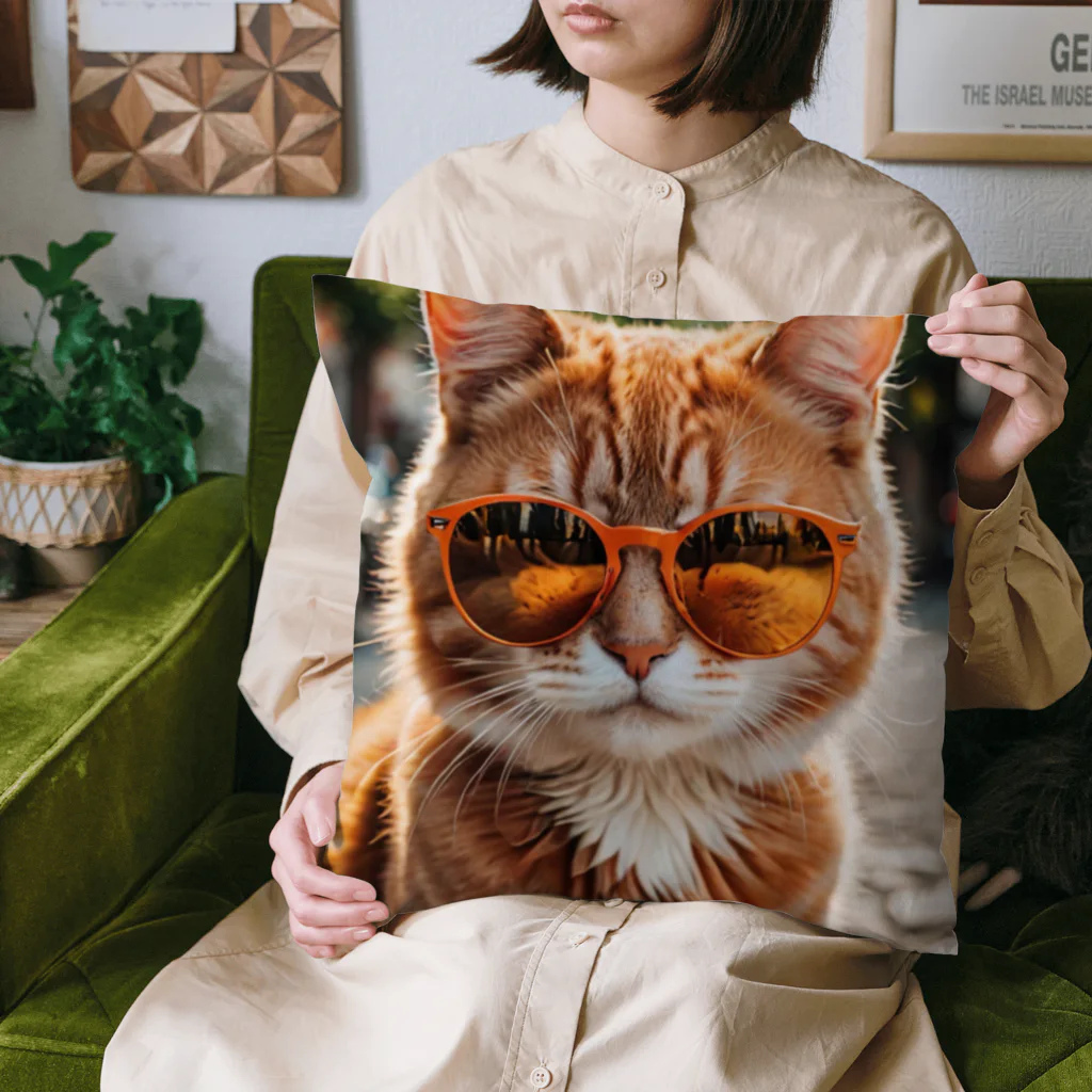 LEAD !のオレンジサングラスをかけた愛らしい猫ちゃん クッション