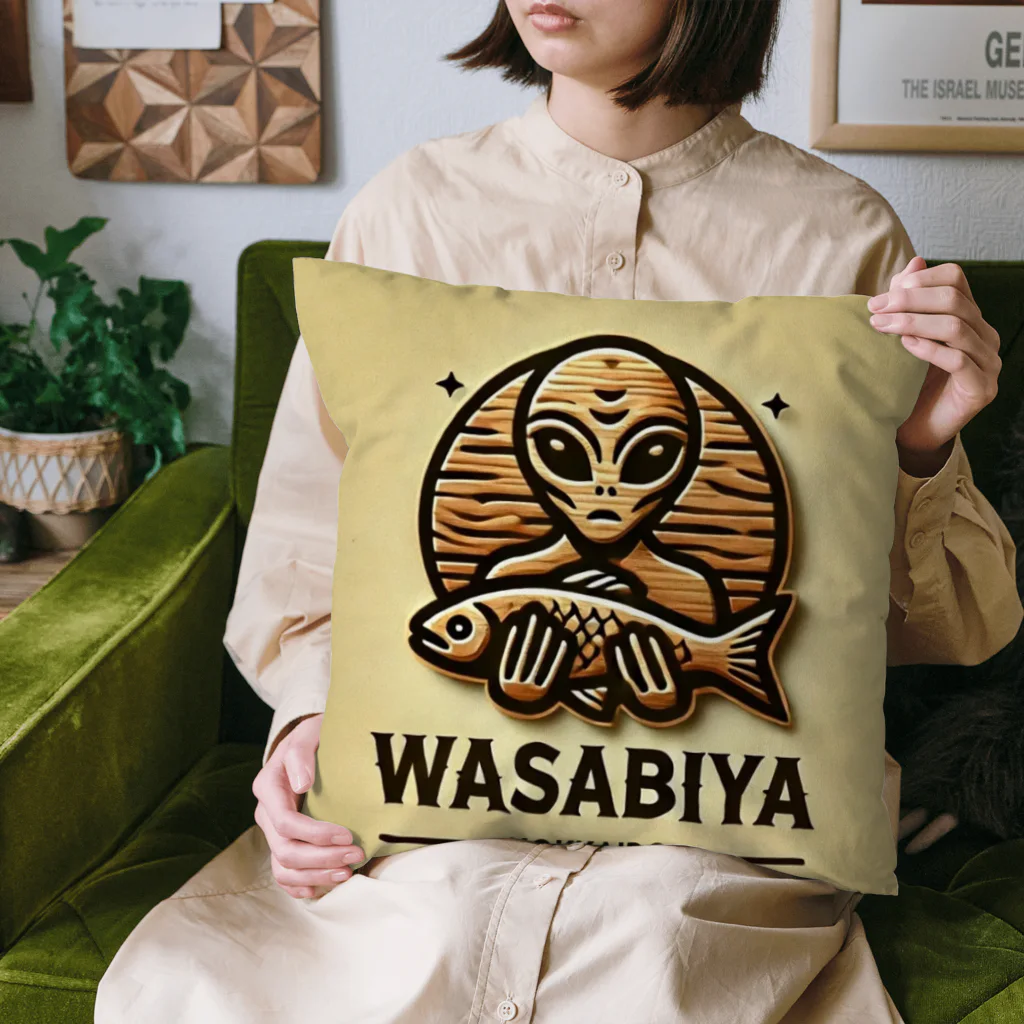 わさび屋の宇宙人の木彫×WASABIYA Cushion