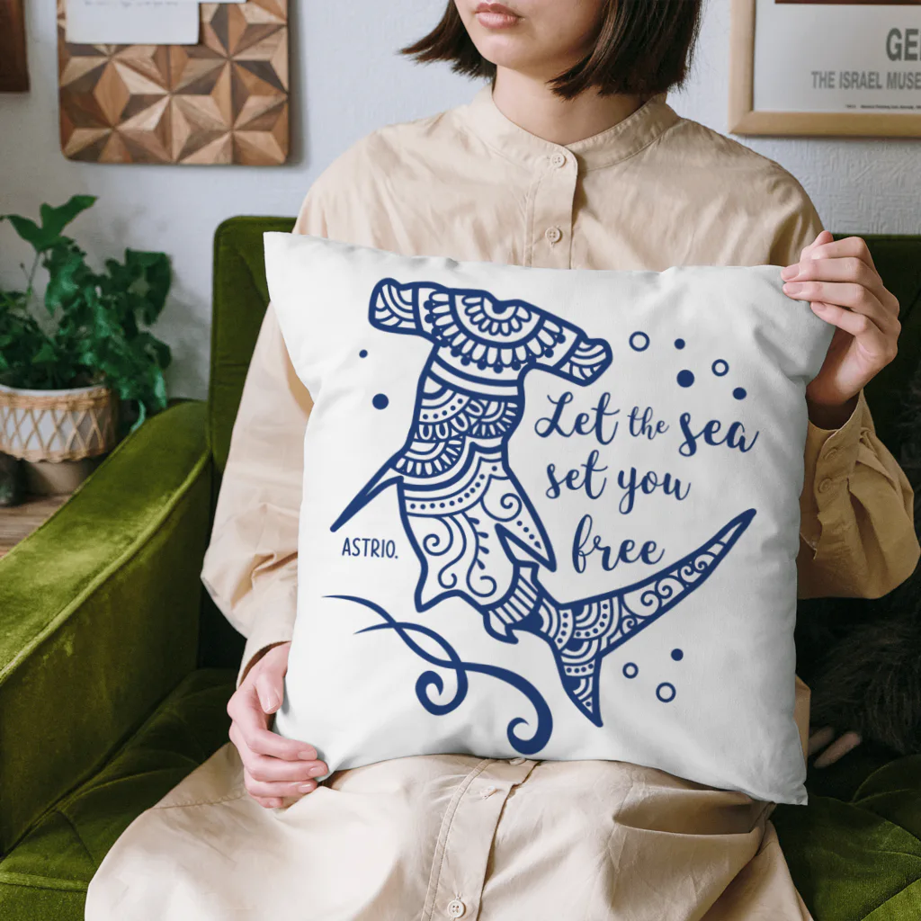 Astrio SUZURI店のヘナ柄ハンマーヘッド Cushion