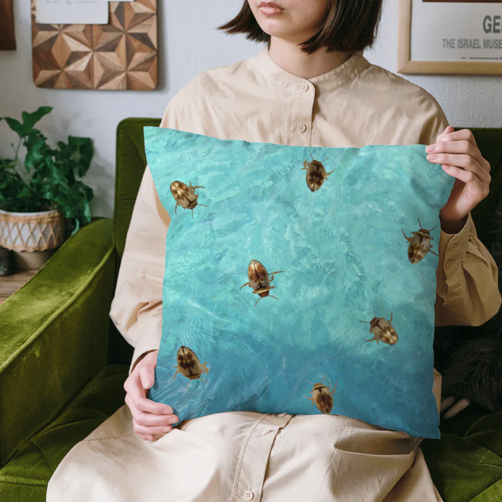 L_arctoaの海を泳ぐチャイロチビゲンゴロウ Cushion