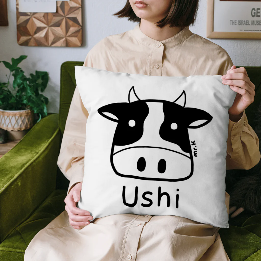 MrKShirtsのUshi (牛) 黒デザイン Cushion