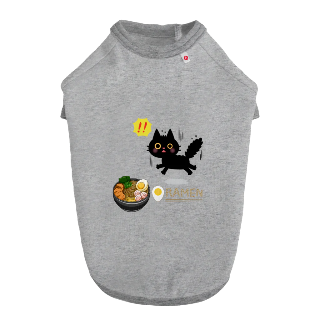 MirofuruDesignのラーメンが大好きな黒猫がラーメンを見つけて驚いている ドッグTシャツ