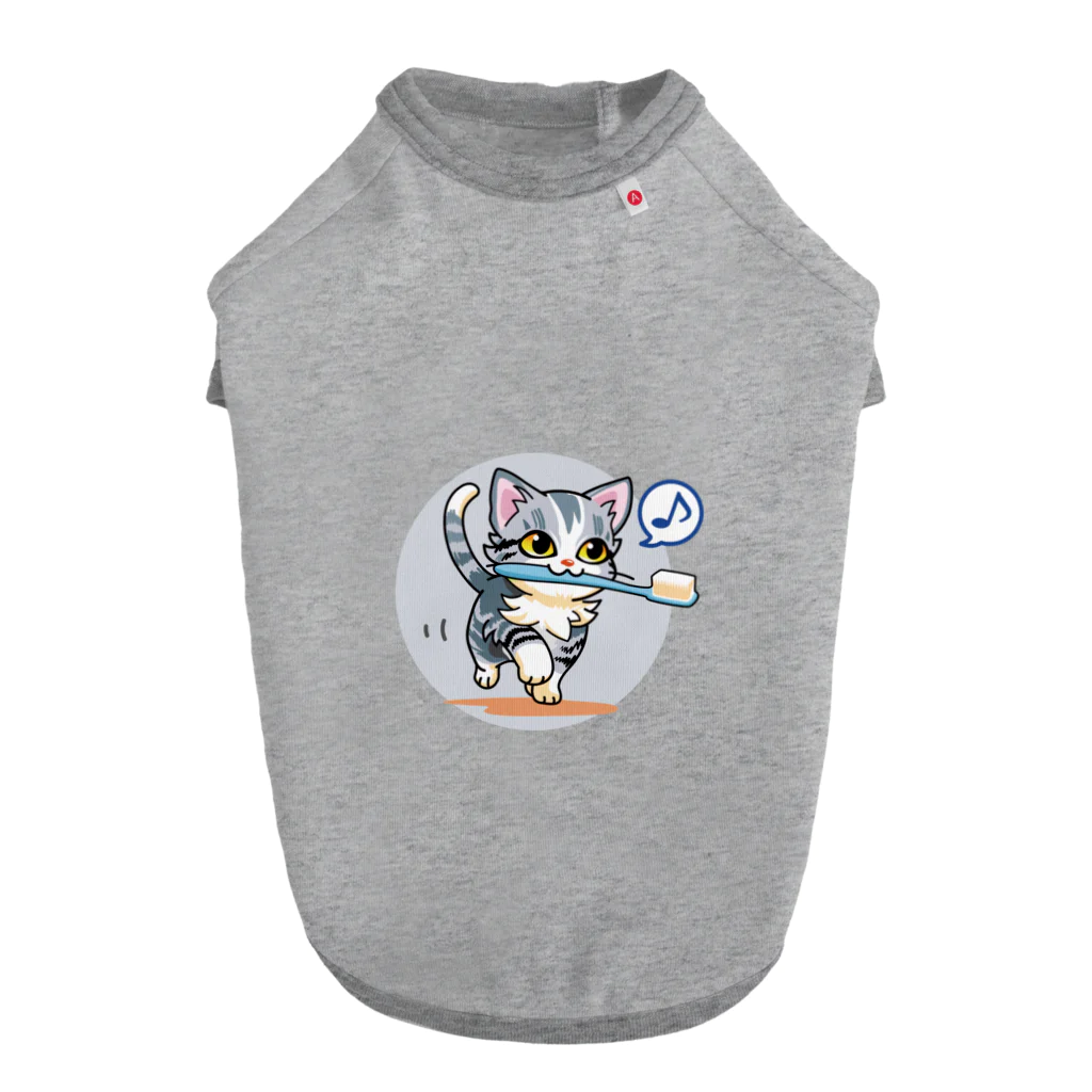 AckeeWolf Art Shopの歯ブラシをくわえたアメリカンショートヘアの子猫 Dog T-shirt