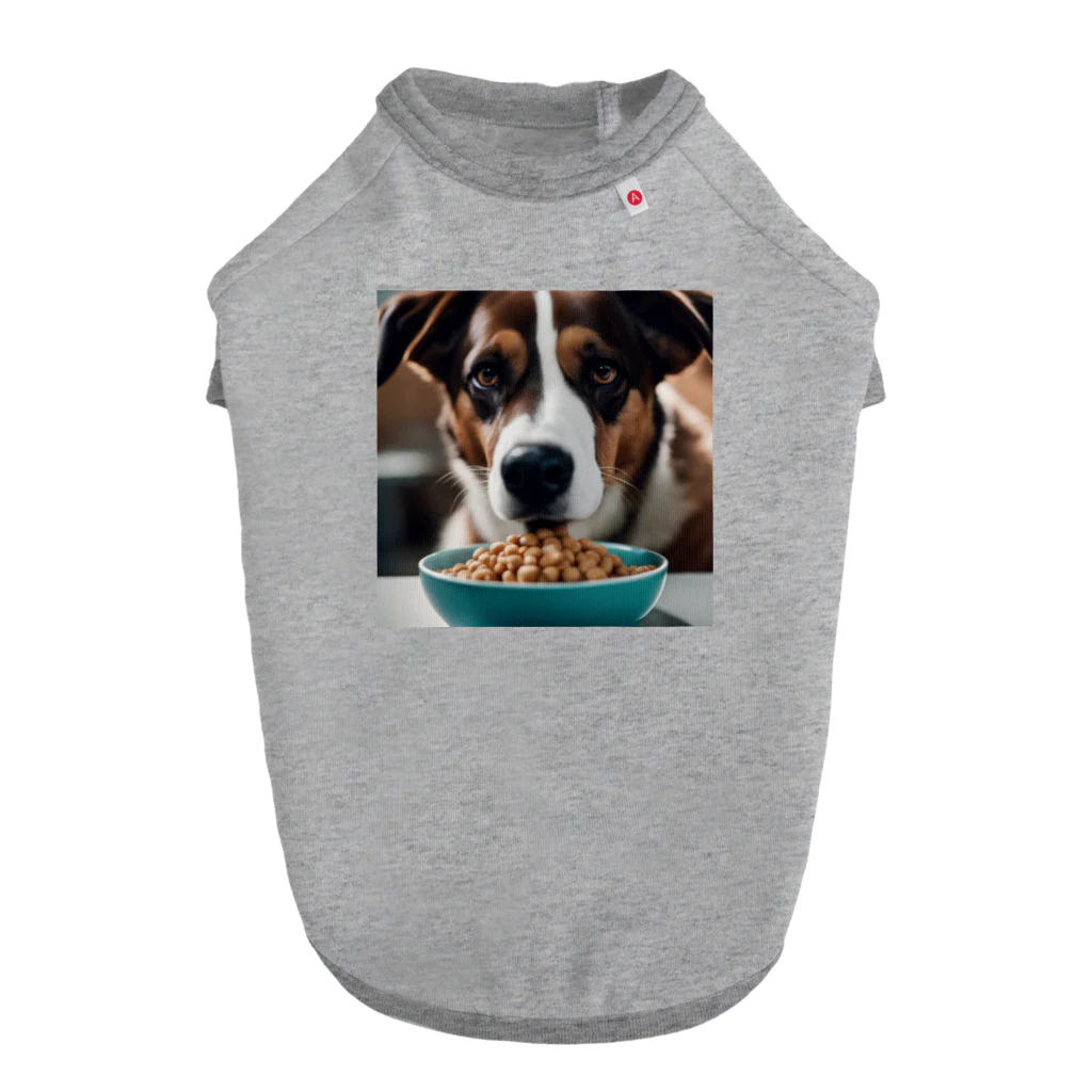 クロスクリエイティブの食べている犬 Dog T-shirt