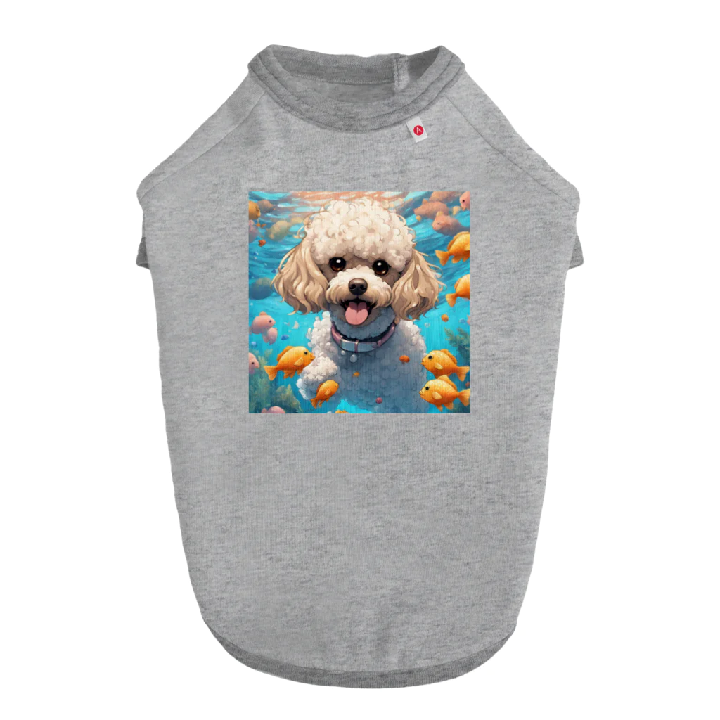 ワンちゃん大好きの熱帯魚と遊ぶトイプードル Dog T-shirt