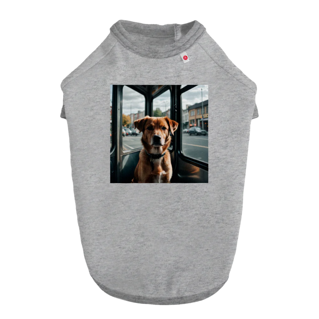 kokin0のバスの中で座る犬 dog sitting on the bus Dog T-shirt