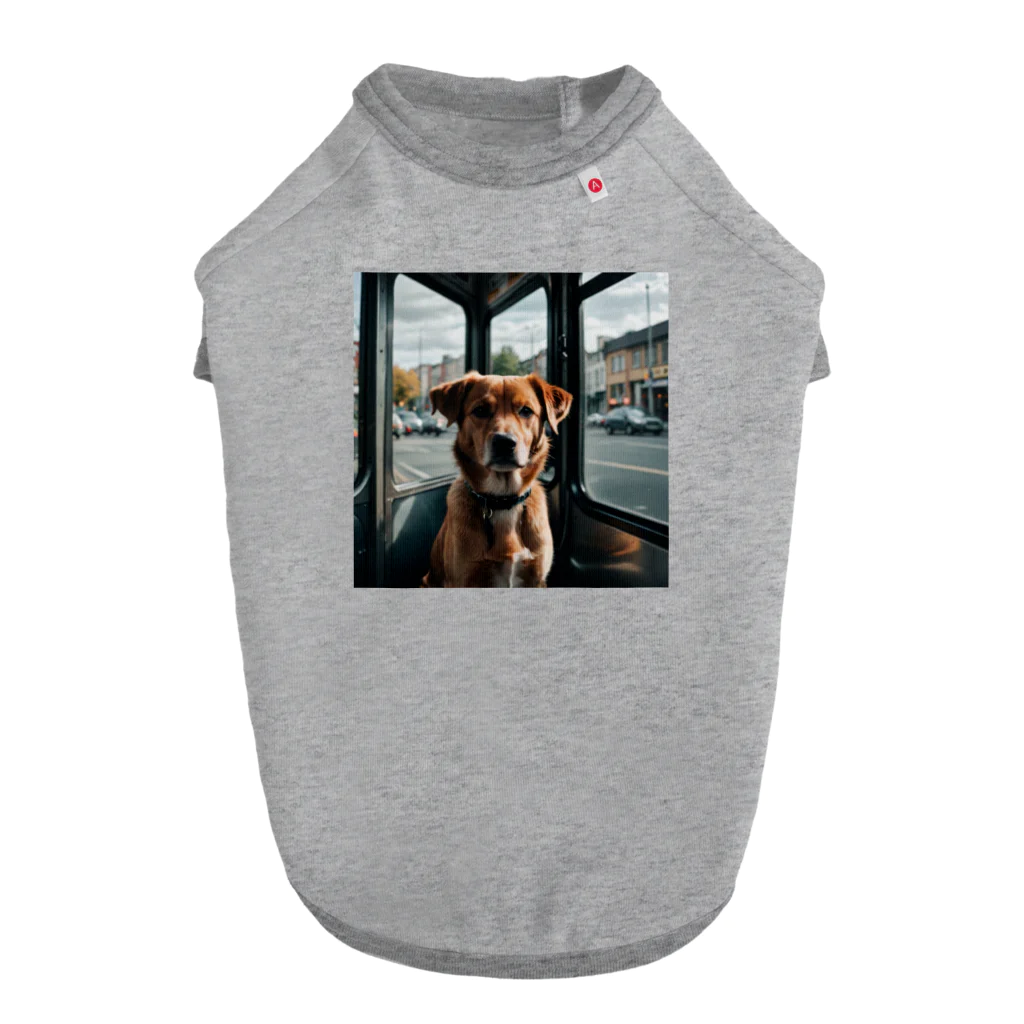 kokin0のバスの中で座る犬 dog sitting on the bus ドッグTシャツ