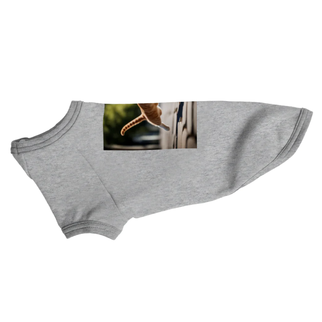 emeralのジャンプする猫 Dog T-shirt