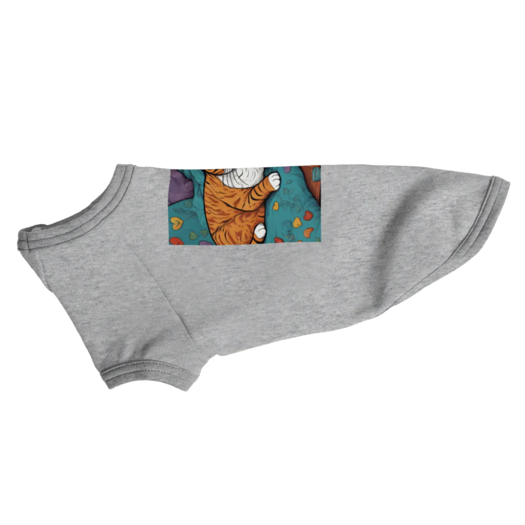某アニメ風グッズのクッションに寝そべるネコ Dog T-shirt