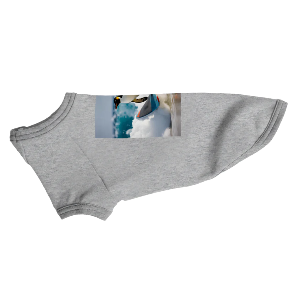 hakumenhonのサーフィンするペンギン Dog T-shirt