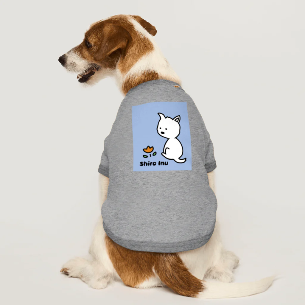 白い犬のハクの犬と花 ドッグTシャツ