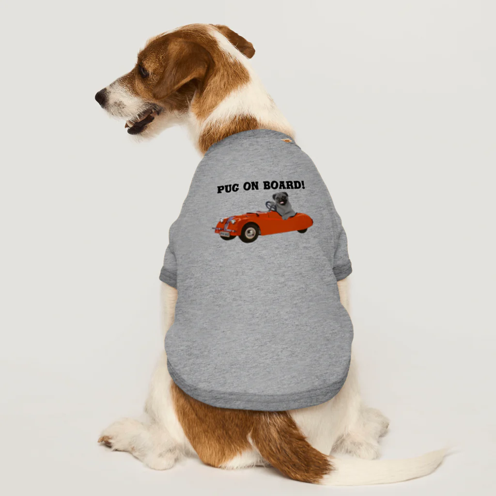 犬グッズの店しえるぶるーのレーシングカーに乗った黒パグ Dog T-shirt