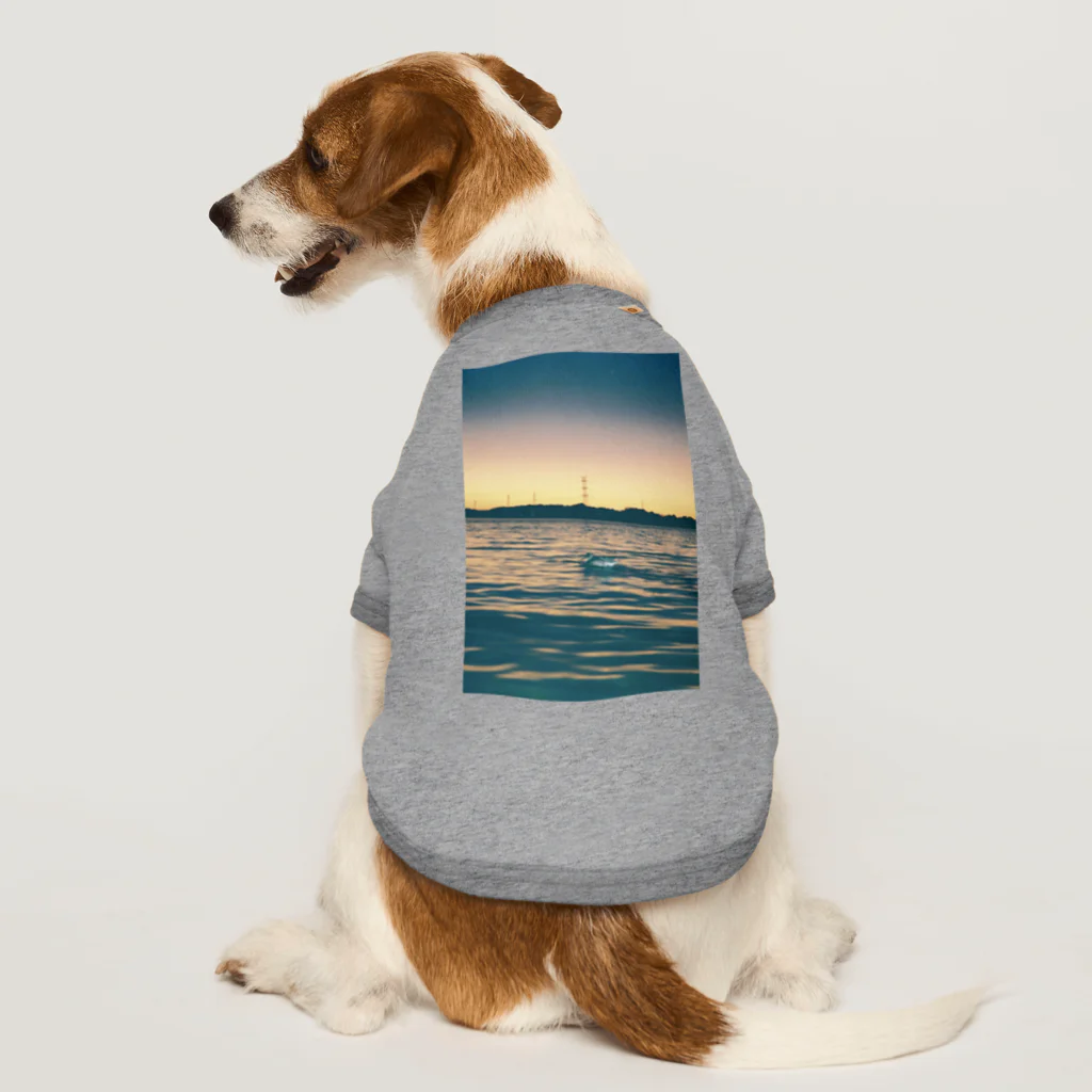 ちくわのフィルムカメラで撮る夕方の湖の景色 ドッグTシャツ