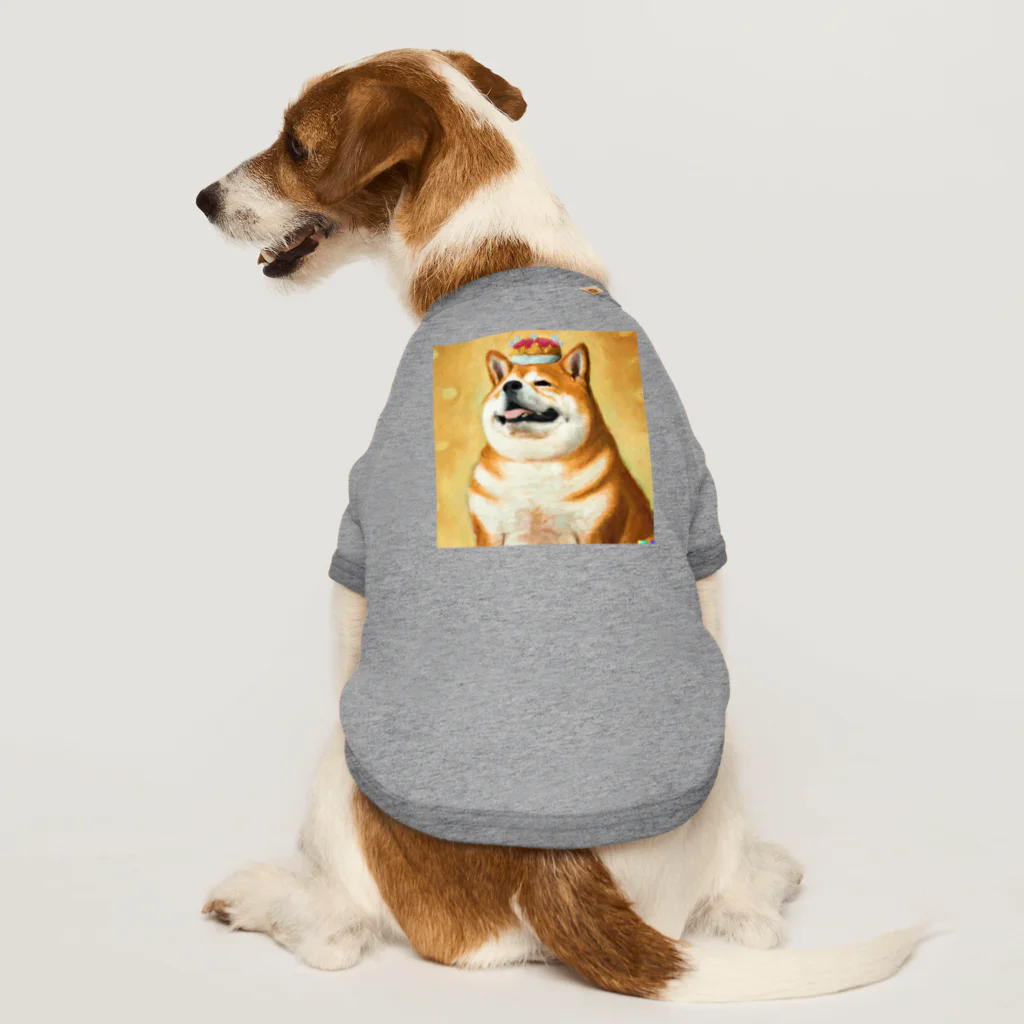 Cyber Chickenの王冠をかぶった太った柴犬 Dog T-shirt