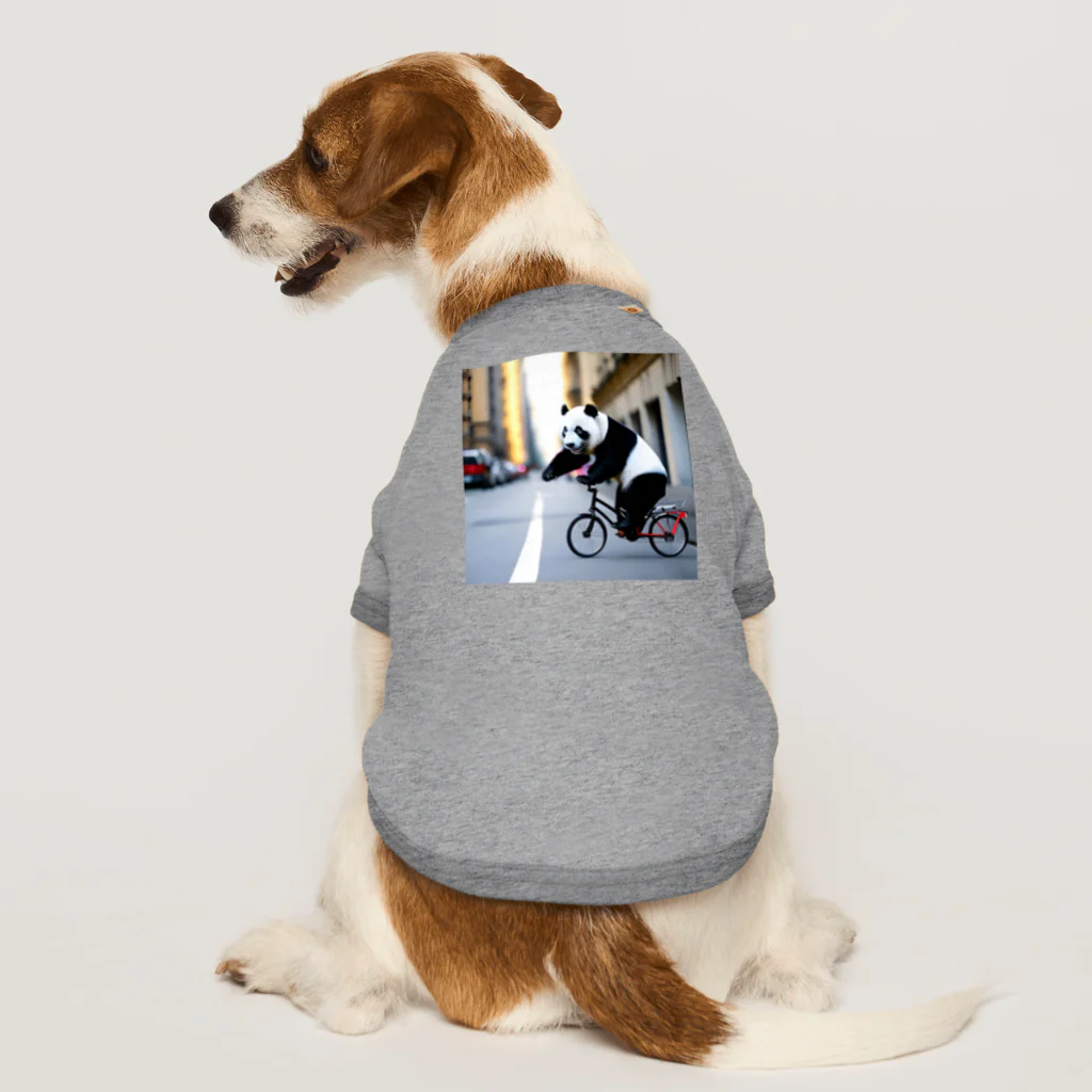 クリエイティブキャンパスマンの街中をかけるパンダ Dog T-shirt