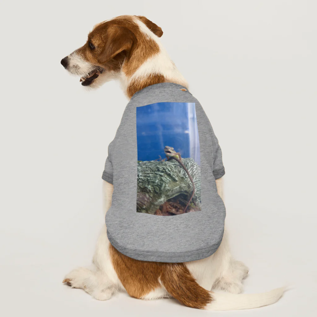 Makoto_Kawano Designの笑うトカゲ Dog T-shirt