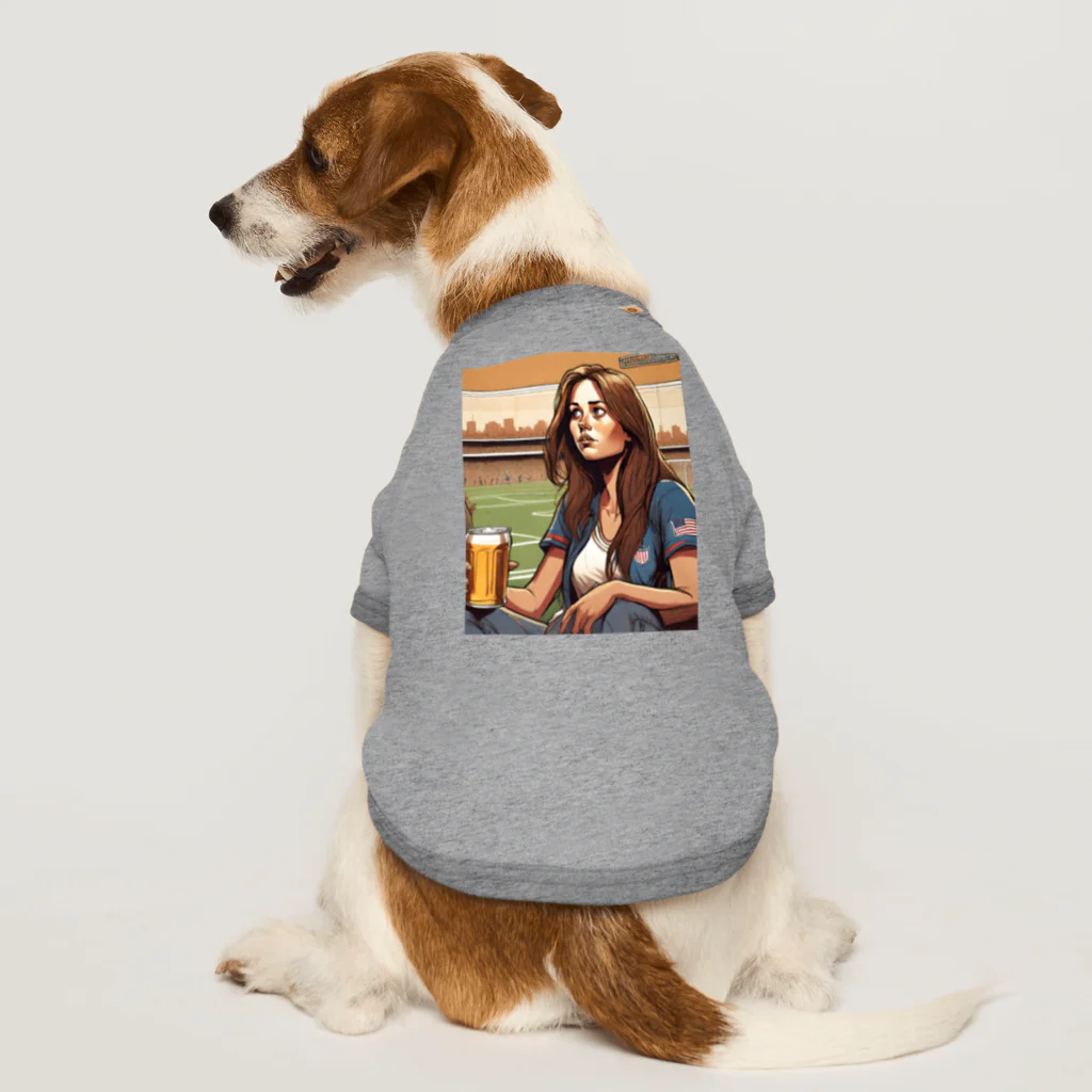 ワンダーワールド・ワンストップのアメリカ人女性が野外でビール片手に Dog T-shirt