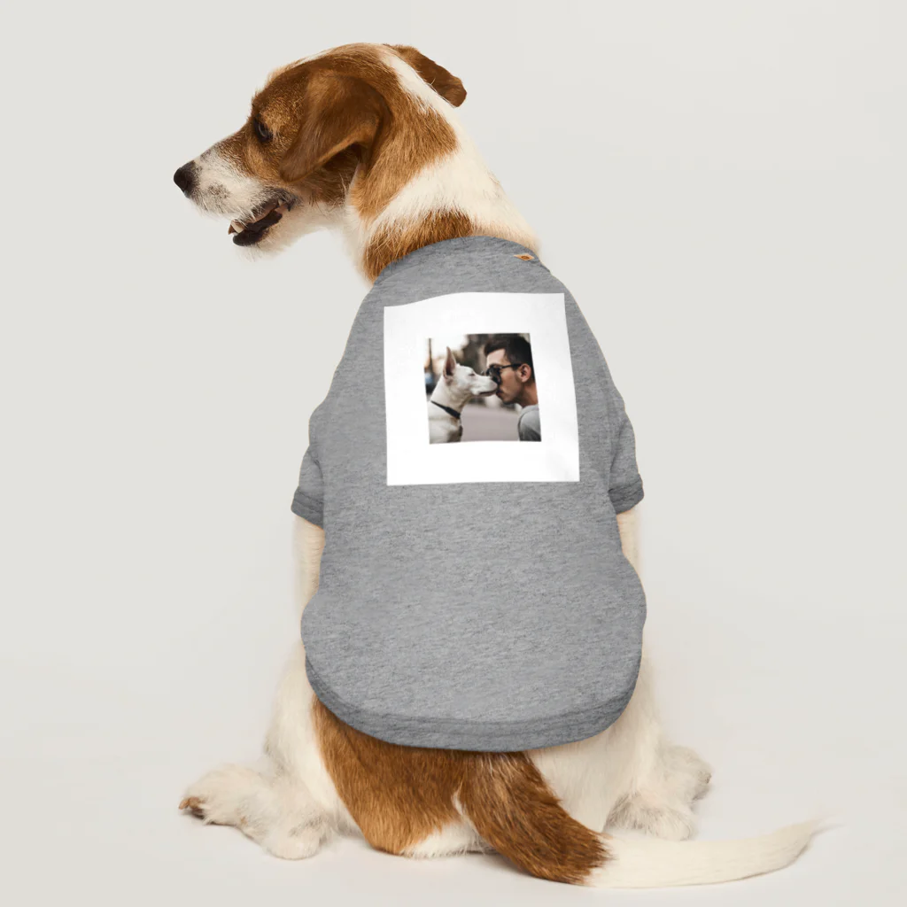 ma114のキスする犬グッズ Dog T-shirt