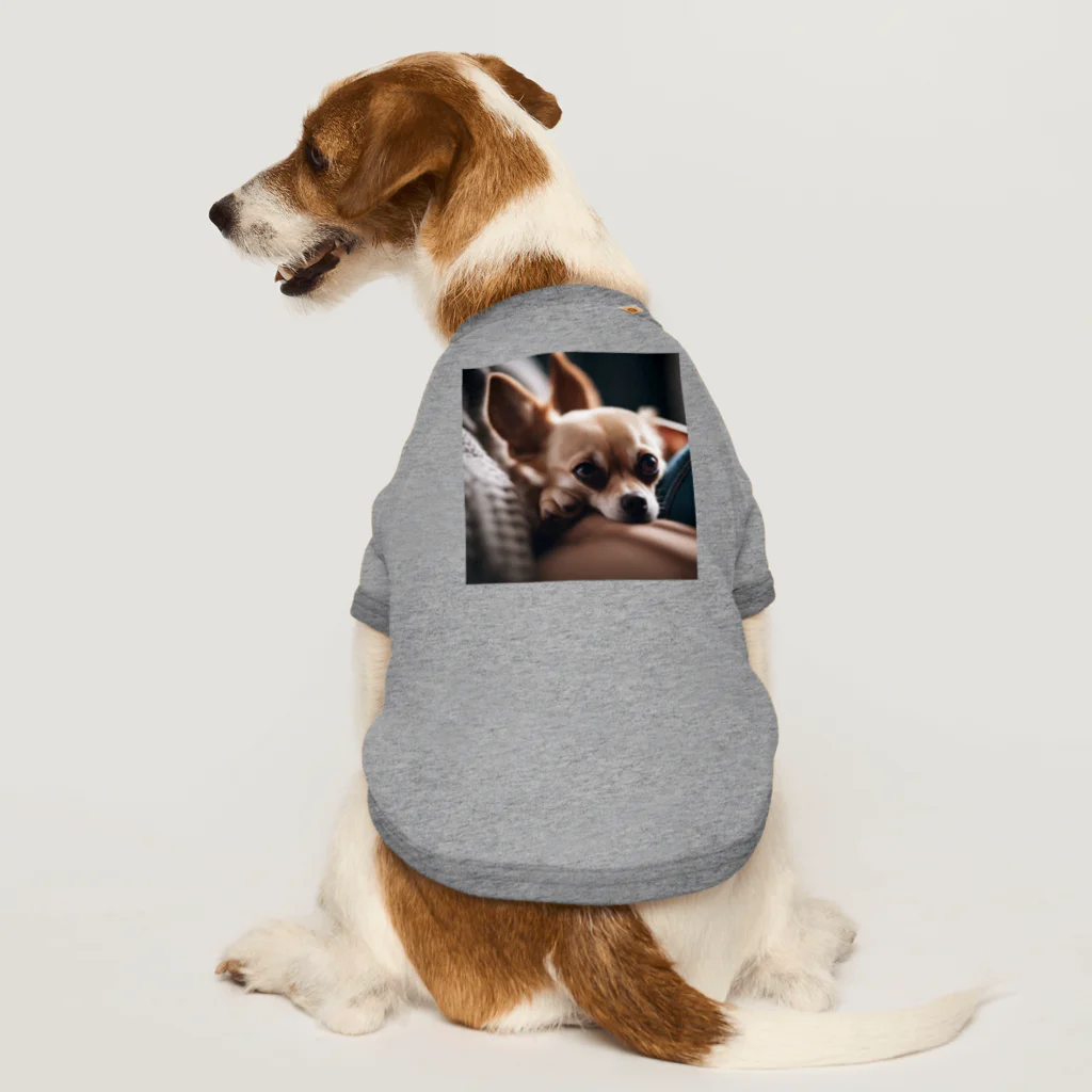 oscartakaの飼い主の足元にくっついているチワワ Dog T-shirt