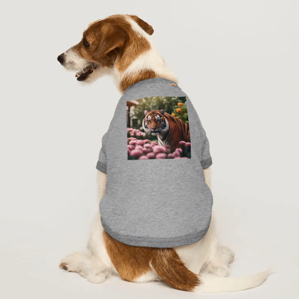 クロスクリエイティブの花を植えているトラ Dog T-shirt