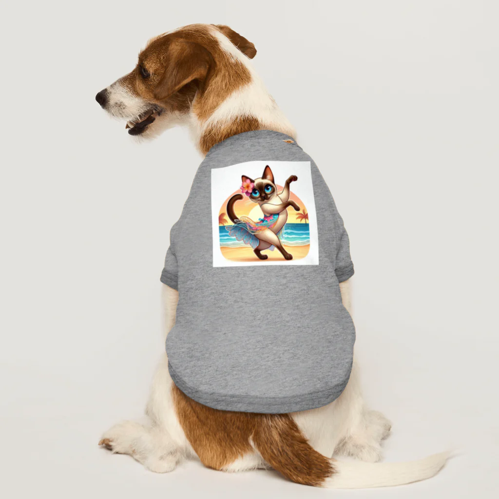 猫と紡ぐ物語のリズム感抜群！長身な白シャムネコがビーチでランバダダンス！  Dog T-shirt