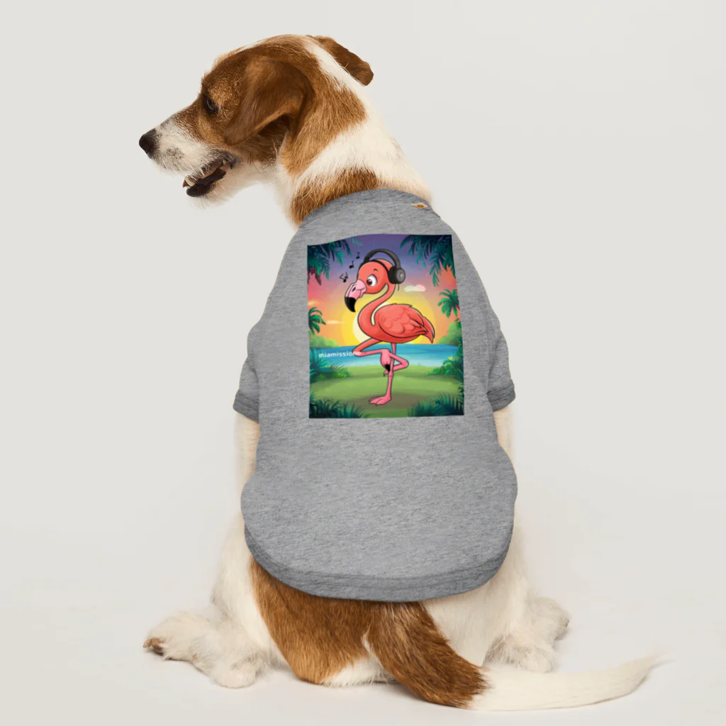 miamissioneのmiamissione オリジナル - ヘッドセットでノリノリの夢見るフラミンゴ - Dog T-shirt