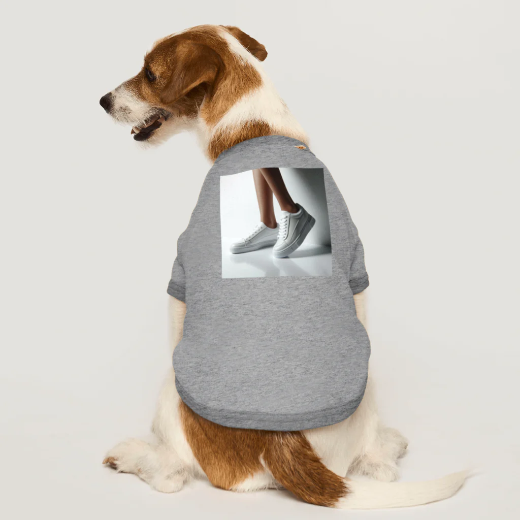 アミュペンの白いスニーカー Dog T-shirt
