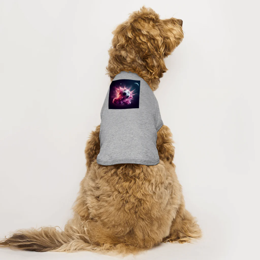 ワンダーワールド・ワンストップの宇宙の中でピンク色の煙を放ち爆発するサッカーボール③ Dog T-shirt