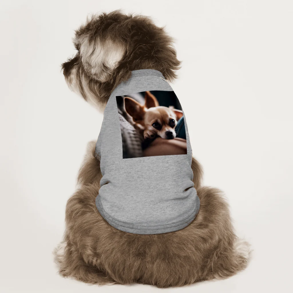 oscartakaの飼い主の足元にくっついているチワワ Dog T-shirt