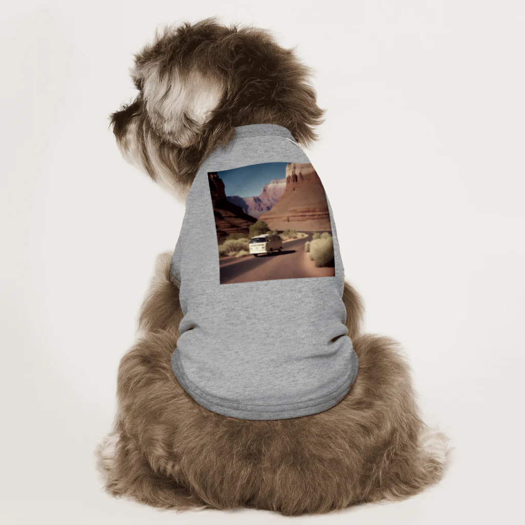 ta95のピラミッド（エジプト）を旅するワーゲンバス Dog T-shirt