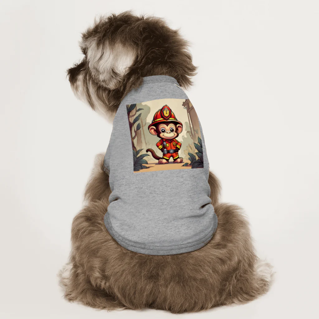 パパショップのキュートなお猿の消防士 ドッグTシャツ